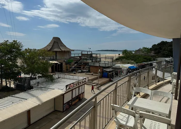 Apartment Spacious Beachfront - Kaya