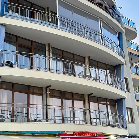 Spacious Beachfront - Kaya סאני ביץ'