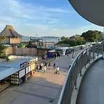 Spacious Beachfront - Kaya شقة