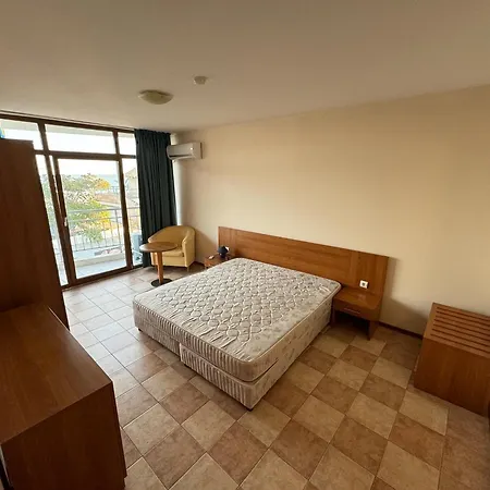 Spacious Beachfront - Kaya Apartmán *