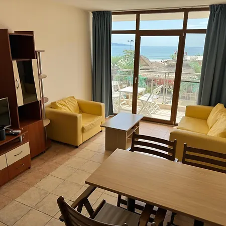 Spacious Beachfront - Kaya Apartment *