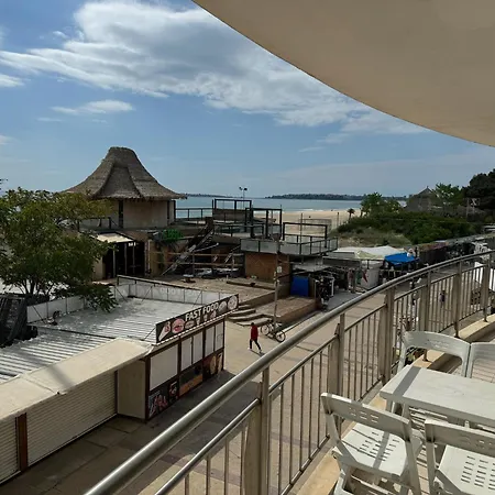 Apartment Spacious Beachfront - Kaya